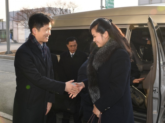 Tiba dengan senyuman, mantan kekasih Kim Jong-un disambut meriah warga Korea Selatan