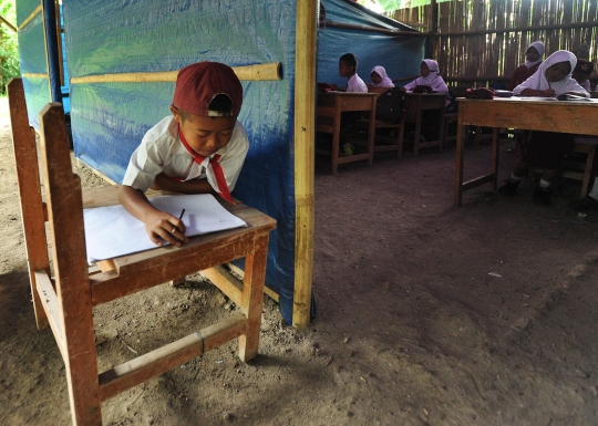 Mirisnya murid SD negeri Serang belajar di gubuk dengan lingkungan berlumpur