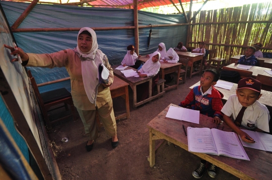 Mirisnya murid SD negeri Serang belajar di gubuk dengan lingkungan berlumpur
