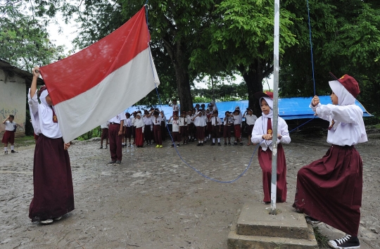 Mirisnya murid SD negeri Serang belajar di gubuk dengan lingkungan berlumpur