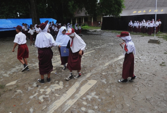 Mirisnya murid SD negeri Serang belajar di gubuk dengan lingkungan berlumpur