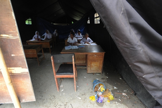 Mirisnya murid SD negeri Serang belajar di gubuk dengan lingkungan berlumpur