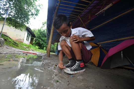 Mirisnya murid SD negeri Serang belajar di gubuk dengan lingkungan berlumpur