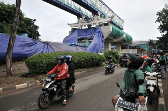 Ini penampakan bagian beton LRT Kelapa Gading yang ambruk