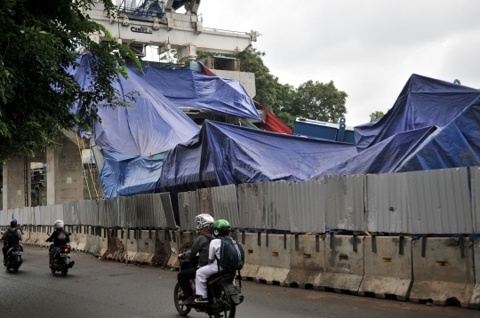 Ini penampakan bagian beton LRT Kelapa Gading yang ambruk