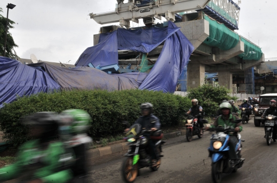 Ini penampakan bagian beton LRT Kelapa Gading yang ambruk