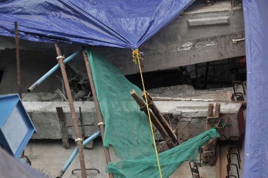 Ini penampakan bagian beton LRT Kelapa Gading yang ambruk