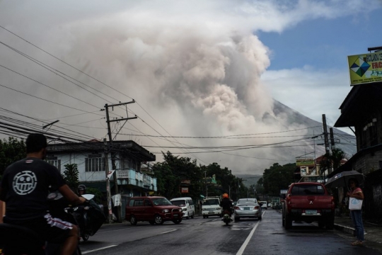 Letusan Gunung Mayon bikin kota di Filipina mendadak gelap