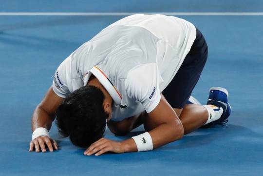 Selebrasi sujud petenis Korea Selatan usai tekuk Novak Djokovic