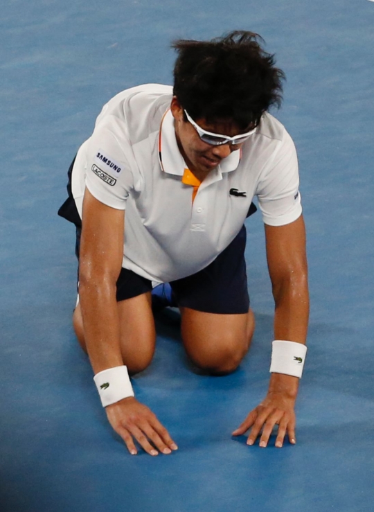 Selebrasi sujud petenis Korea Selatan usai tekuk Novak Djokovic