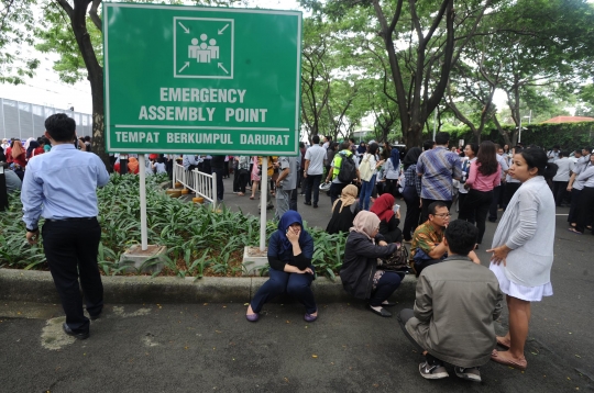 Kepanikan pekerja kantoran saat gempa di Jakarta