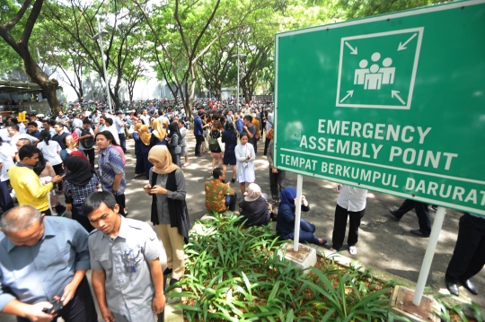 Kepanikan pekerja kantoran saat gempa di Jakarta