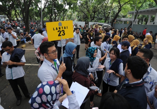 Kepanikan pekerja kantoran saat gempa di Jakarta