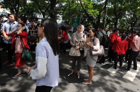 Kepanikan pekerja kantoran saat gempa di Jakarta