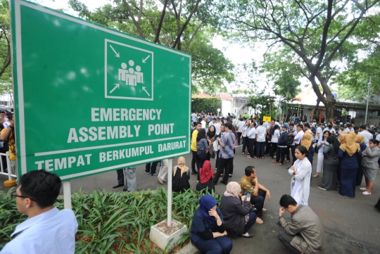 Kepanikan pekerja kantoran saat gempa di Jakarta