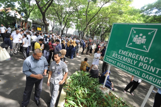 Kepanikan pekerja kantoran saat gempa di Jakarta
