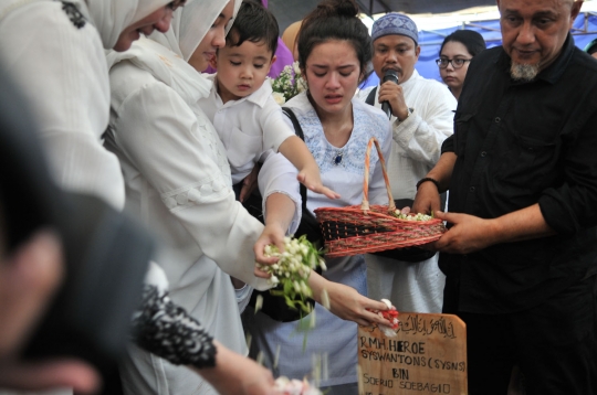 Isak tangis kerabat warnai pemakaman Sys Ns