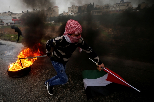 Tolak kunjungan Wapres AS, pemuda Palestina bentrok lawan tentara Israel