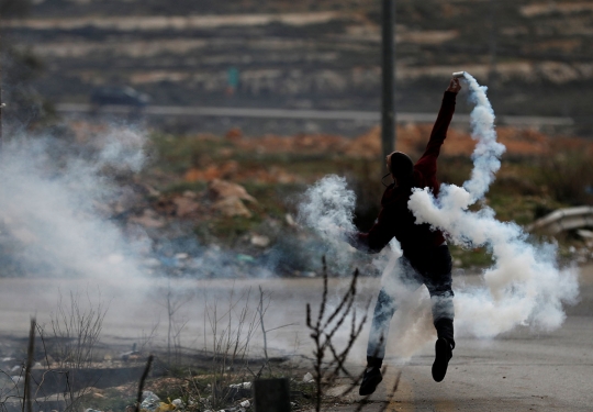 Tolak kunjungan Wapres AS, pemuda Palestina bentrok lawan tentara Israel