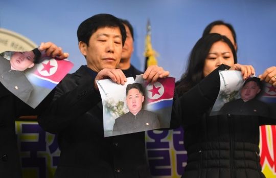Aksi pembelot Korea Utara robek foto Kim Jong-un