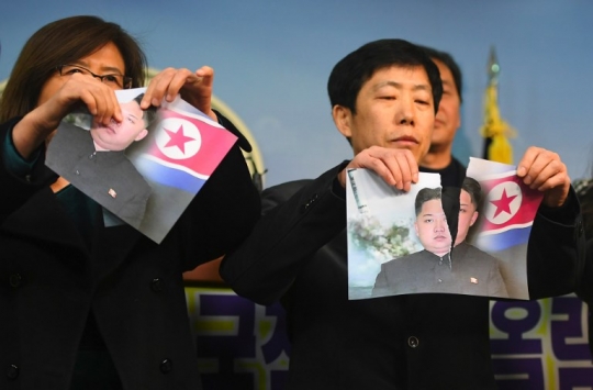Aksi pembelot Korea Utara robek foto Kim Jong-un