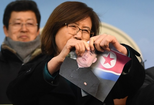 Aksi pembelot Korea Utara robek foto Kim Jong-un