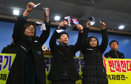 Aksi pembelot Korea Utara robek foto Kim Jong-un