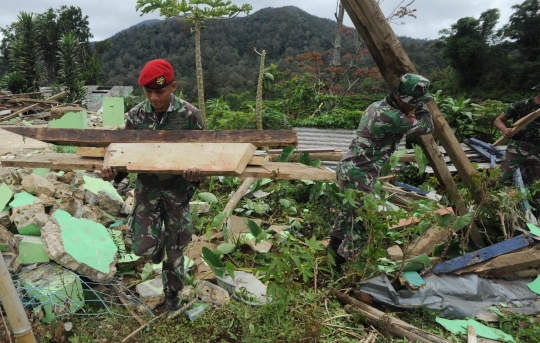 Aksi Kopassus bantu bersihkan puing rumah korban gempa di Bogor