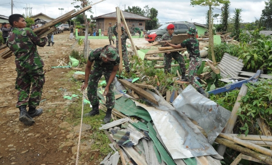 Aksi Kopassus bantu bersihkan puing rumah korban gempa di Bogor