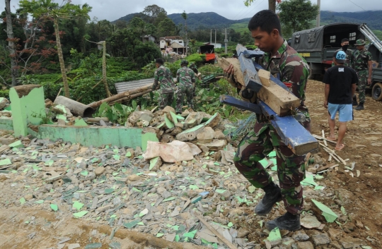 Aksi Kopassus bantu bersihkan puing rumah korban gempa di Bogor