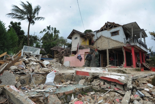 Aksi Kopassus bantu bersihkan puing rumah korban gempa di Bogor