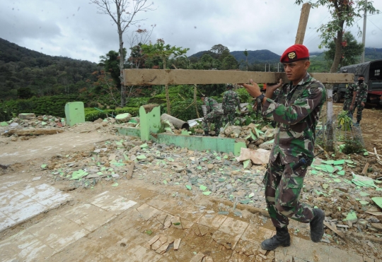 Aksi Kopassus bantu bersihkan puing rumah korban gempa di Bogor