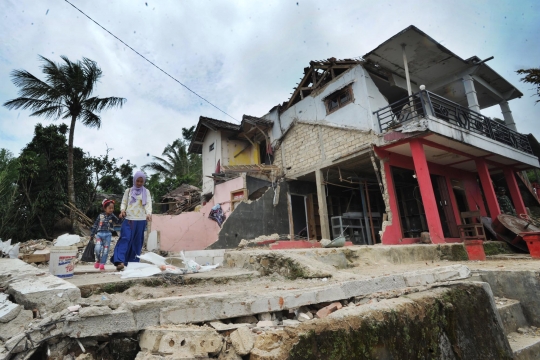 Menengok kehancuran rumah-rumah di Bogor akibat guncangan gempa