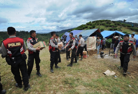 Takut gempa susulan, warga Desa Melasari dirikan tenda di perkebunan teh