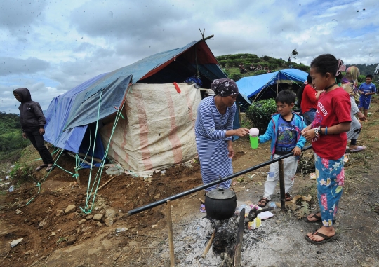 Takut gempa susulan, warga Desa Melasari dirikan tenda di perkebunan teh