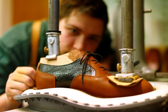 Melihat lebih dekat pembuatan sepatu dari kulit ikan