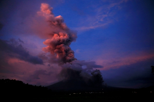 Pesona letusan Gunung Mayon di Filipina yang memikat wisatawan