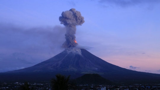 Pesona letusan Gunung Mayon di Filipina yang memikat wisatawan