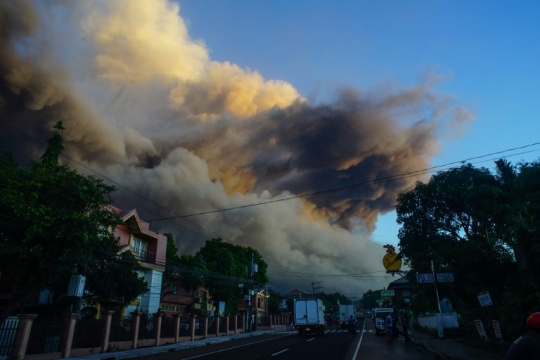 Pesona letusan Gunung Mayon di Filipina yang memikat wisatawan