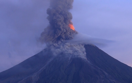 Pesona letusan Gunung Mayon di Filipina yang memikat wisatawan