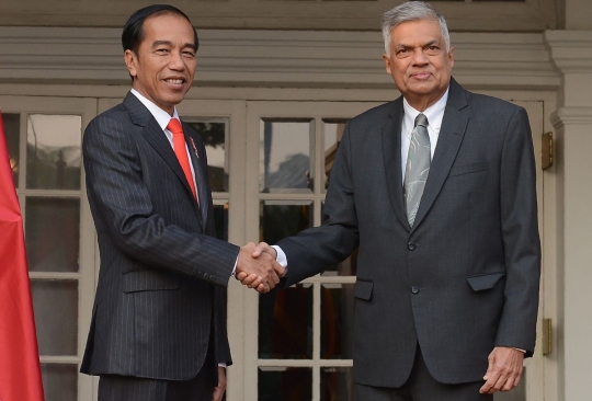 Gaya Jokowi berjabat tangan PM Sri Lanka