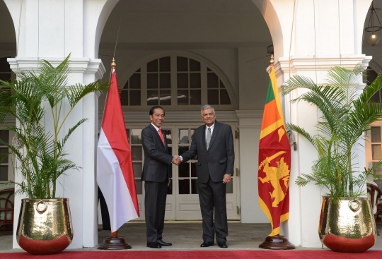 Gaya Jokowi berjabat tangan PM Sri Lanka