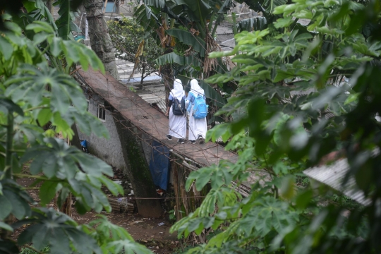 Kondisi jembatan gantung di Jagakarsa yang akan dibangun permanen oleh Anies