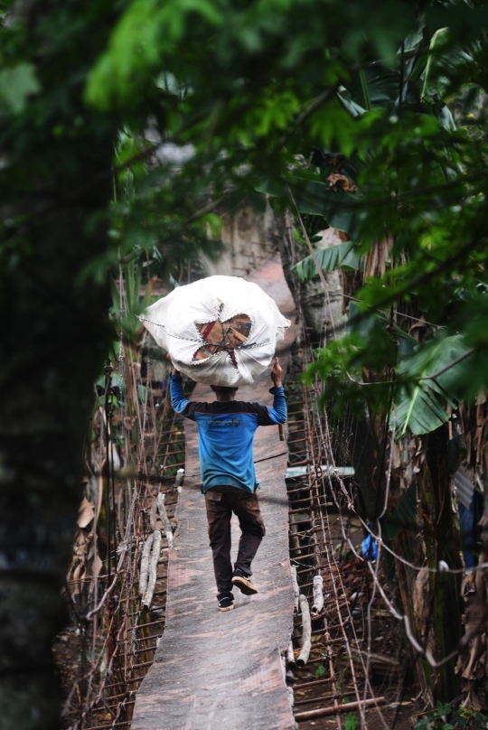 Kondisi jembatan gantung di Jagakarsa yang akan dibangun permanen oleh Anies