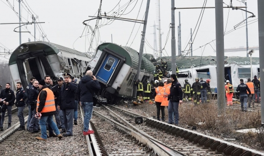 Kereta anjlok parah di Italia, 3 tewas, ratusan luka-luka