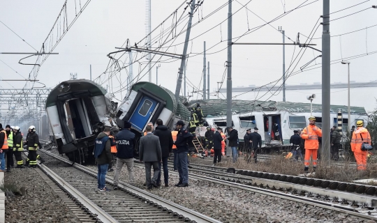 Kereta anjlok parah di Italia, 3 tewas, ratusan luka-luka