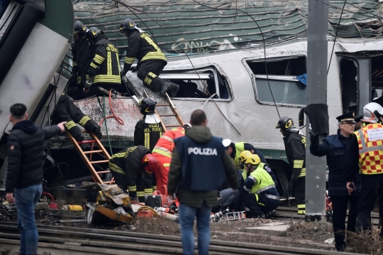 Kereta anjlok parah di Italia, 3 tewas, ratusan luka-luka