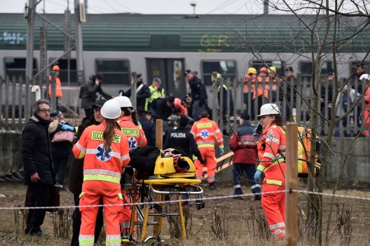 Kereta anjlok parah di Italia, 3 tewas, ratusan luka-luka