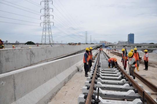 Memantau progres pembangunan Depo LRT Kelapa Gading-Velodrome