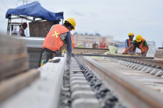 Memantau progres pembangunan Depo LRT Kelapa Gading-Velodrome